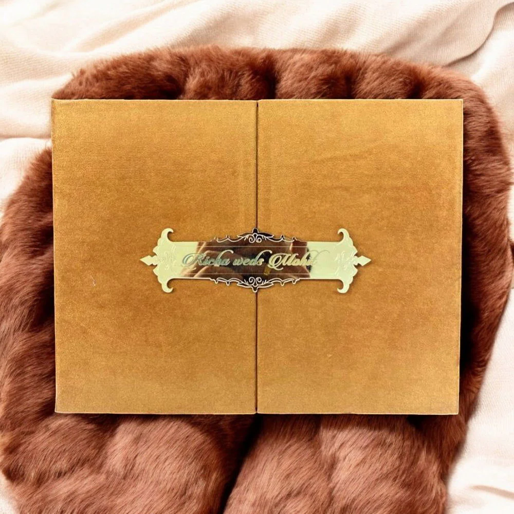 KL9010 Door Style Velvet Fabric Hardboard Padding Thick Luxury Wedding Card with 2 Card Inserts, 1 Envelope and Acrylic Mirror with Couple Names - Image 3